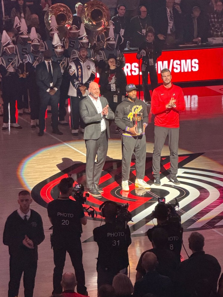 九游娱乐平台-波特兰之王！利拉德赛前举起了自己的第三座三分大赛冠军奖杯