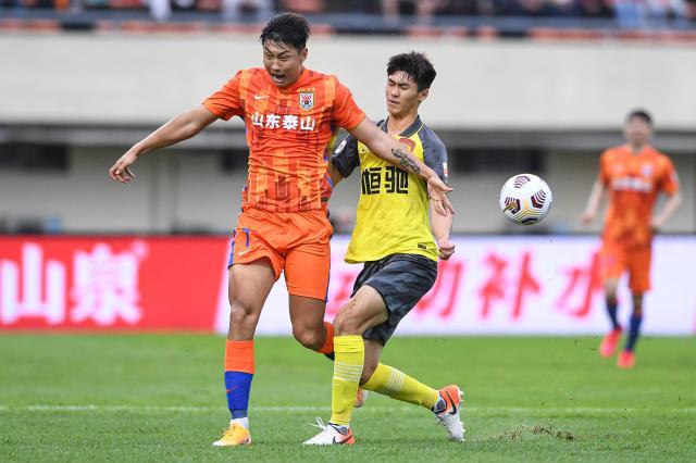 九游娱乐-【中超前瞻】粤鲁上演榜首对决 蒿俊闵或迎武汉首秀