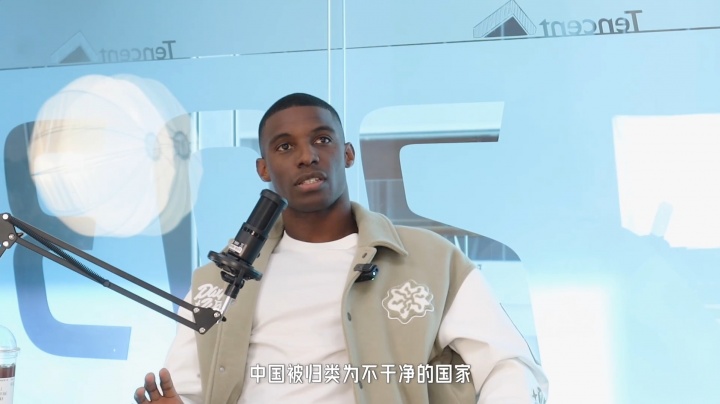 九游娱乐平台-法比奥:欧洲人说中国脏乱差 我说你们根本不了解 待两周都不想走